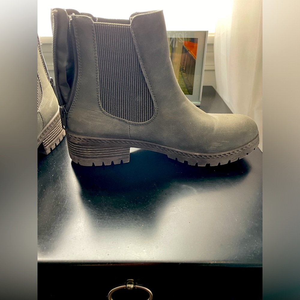 Womens Boots - no box - size 6.5 fits like a 7.5 - color dark gray